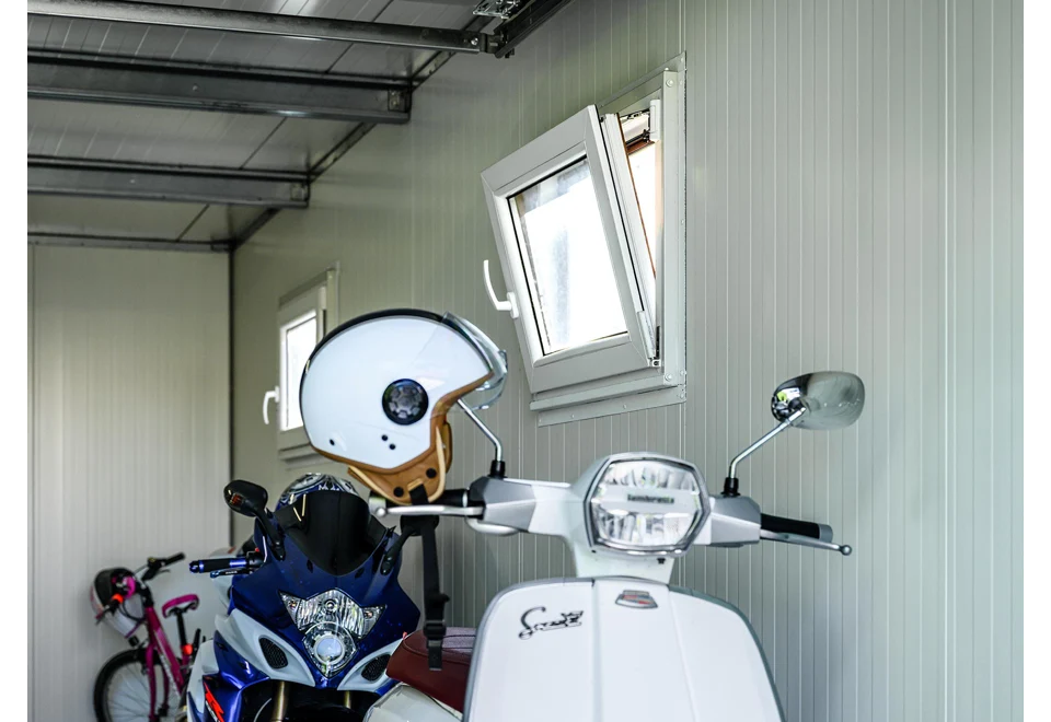 Garden house with Hormann safety garage door