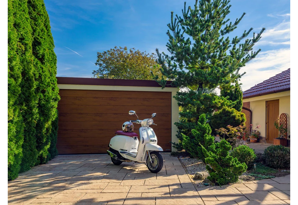 Garden house with Hormann safety garage door