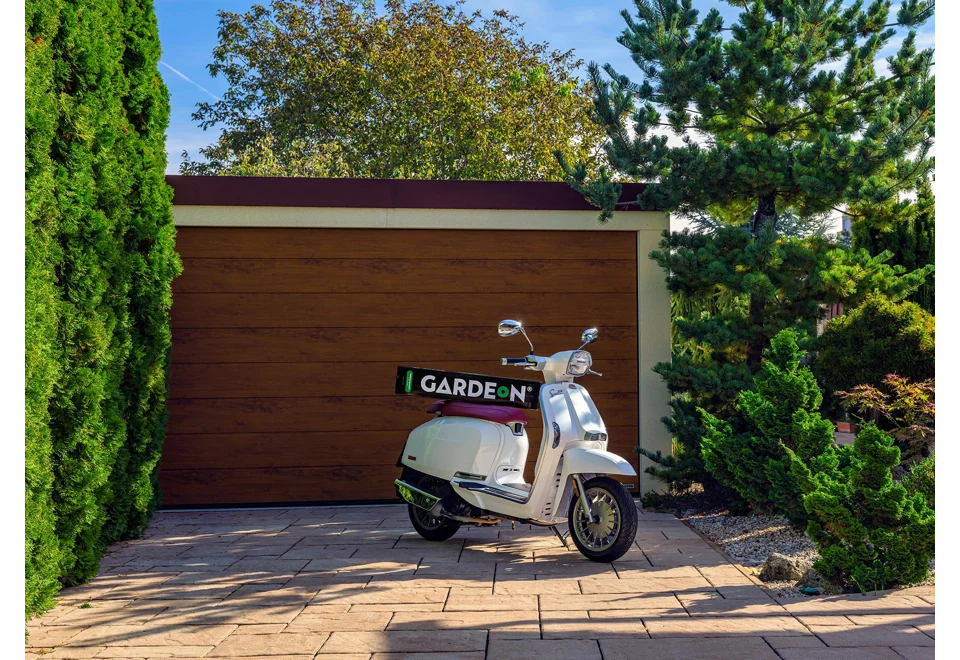 Garden house with Hormann safety garage door