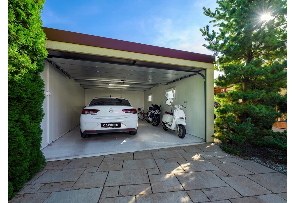 Garden house with Hormann safety garage door