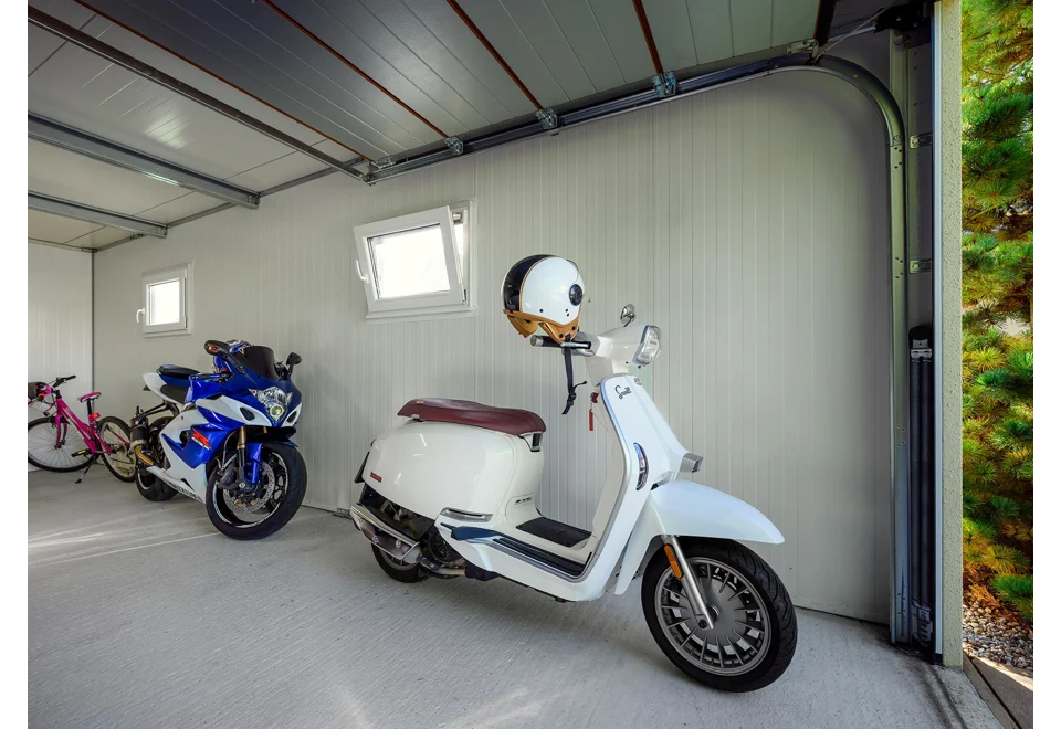 Garden house with Hormann safety garage door