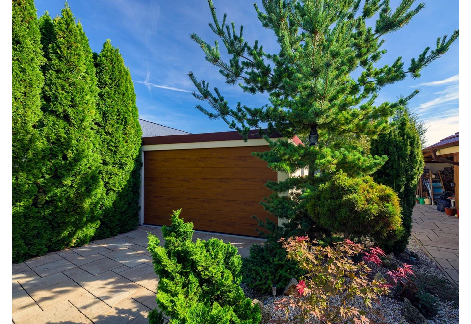 Garden house with Hormann safety garage door
