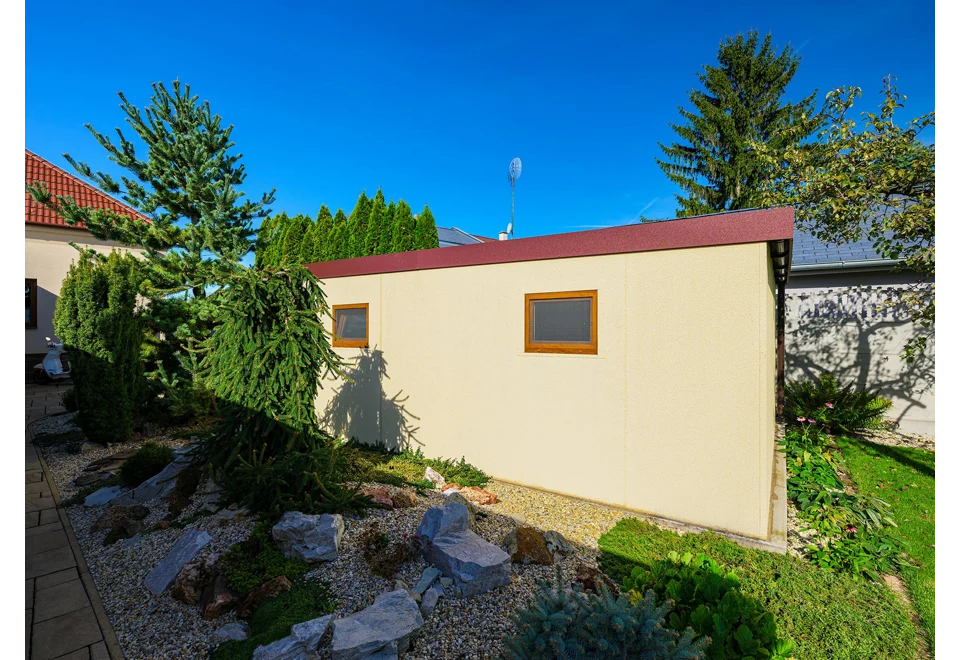 Garden house with Hormann safety garage door