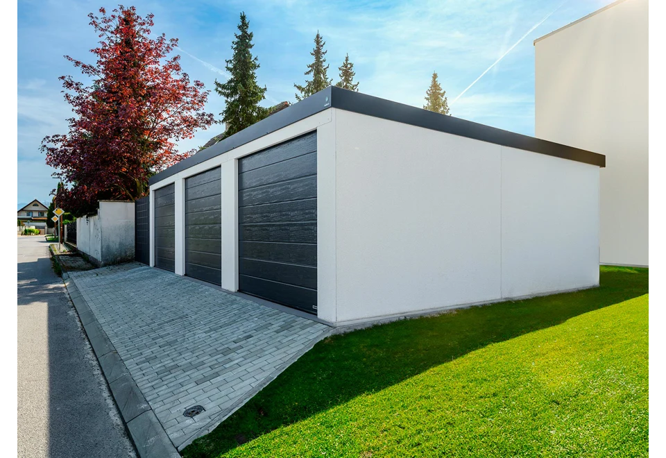Garden house with Hormann safety garage door