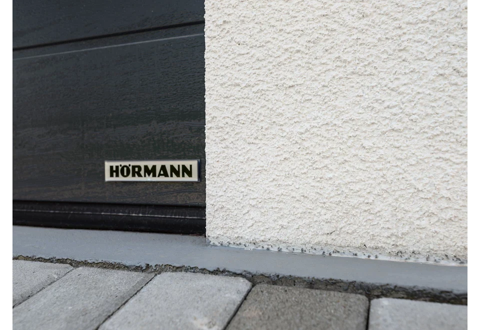 Garden house with Hormann safety garage door