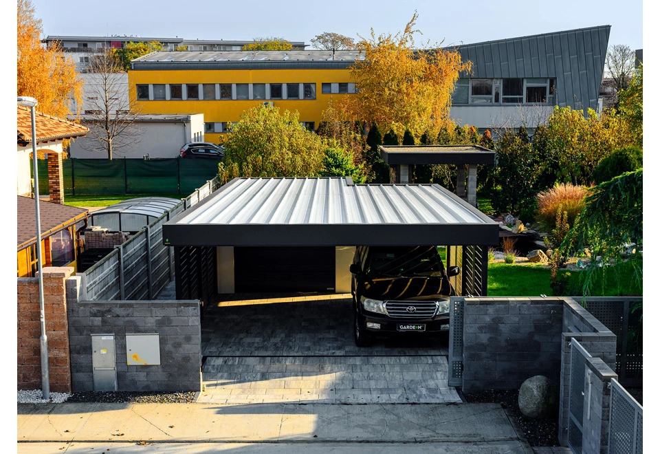 Garden house with Hormann safety garage door