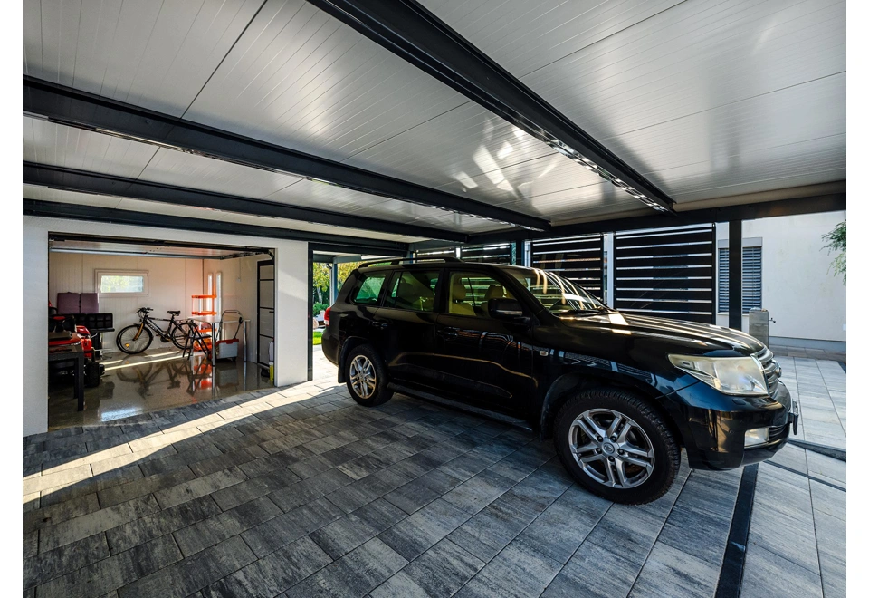 Garden house with Hormann safety garage door