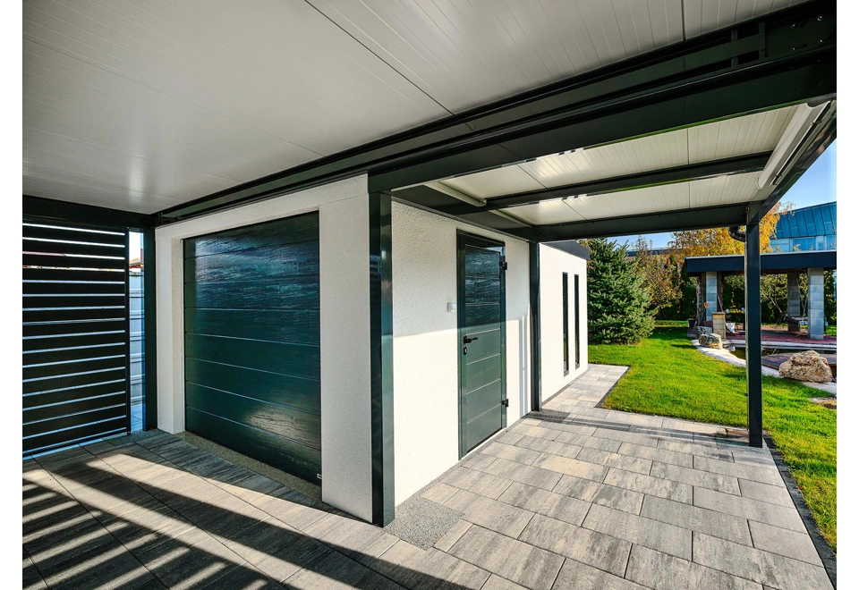 Garden house with Hormann safety garage door