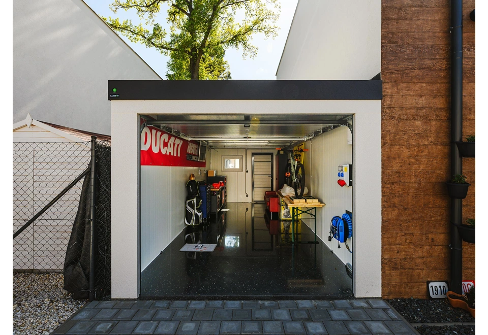 Garden house with Hormann safety garage door