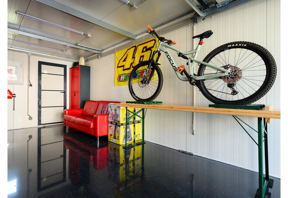 Garden house with Hormann safety garage door