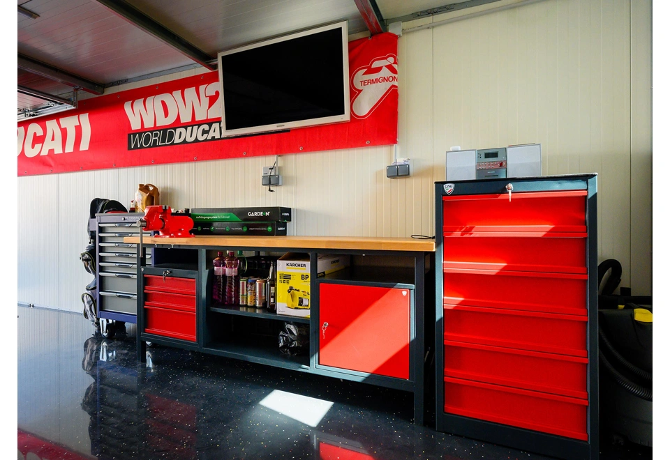 Garden house with Hormann safety garage door