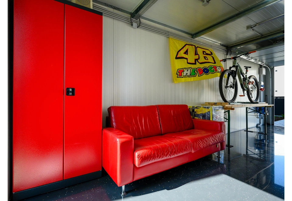 Garden house with Hormann safety garage door