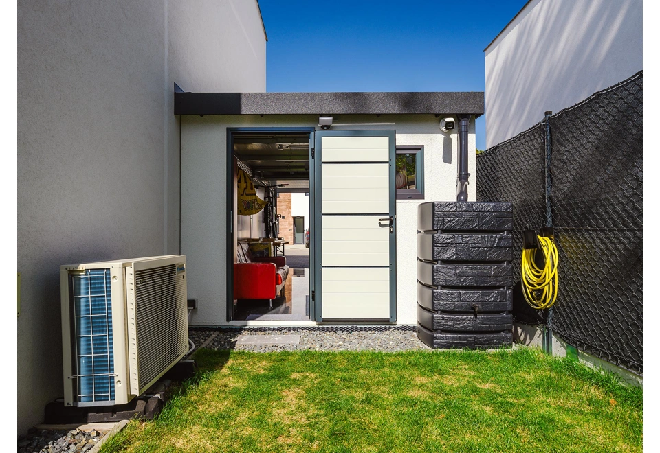 Garden house with Hormann safety garage door