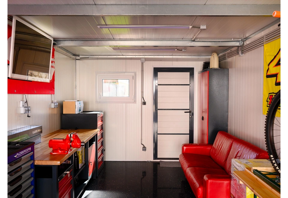 Garden house with Hormann safety garage door