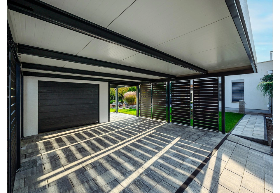Garden house with Hormann safety garage door