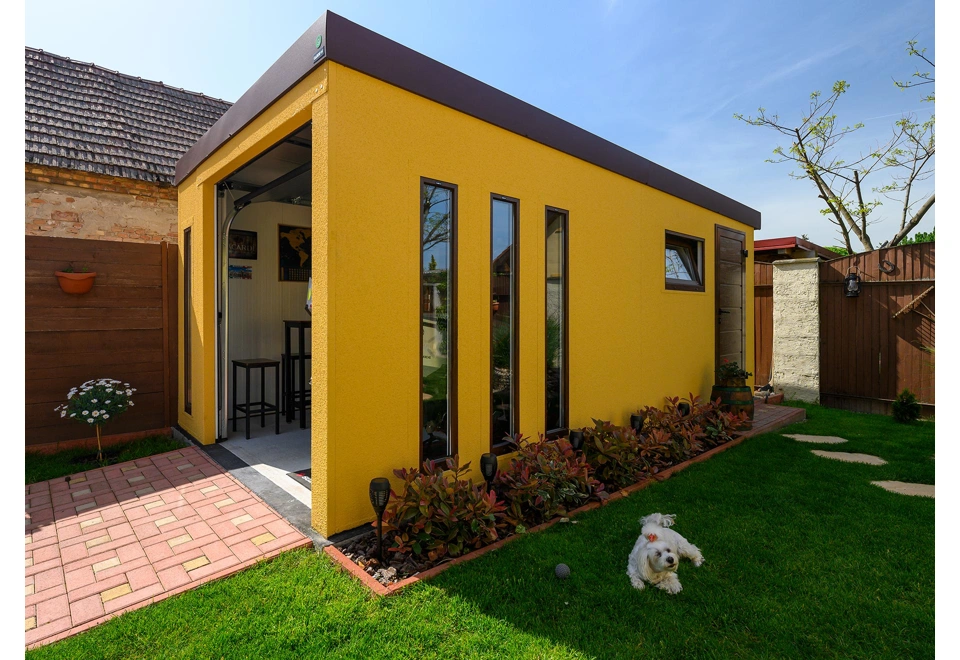 Garden house with Hormann safety garage door