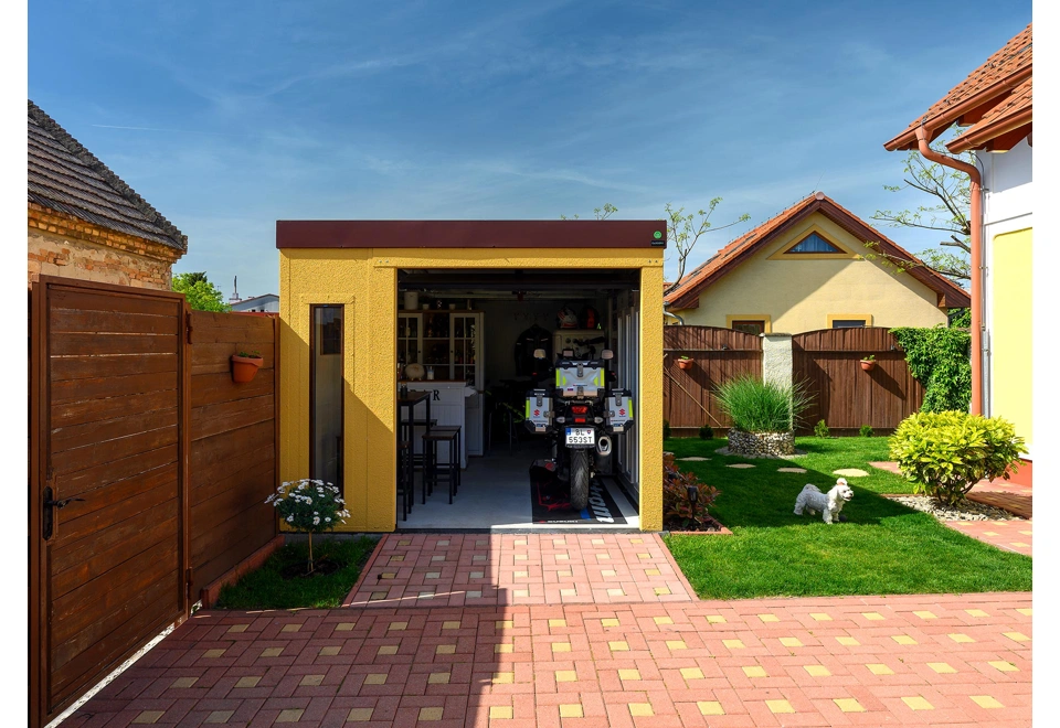 Garden house with Hormann safety garage door