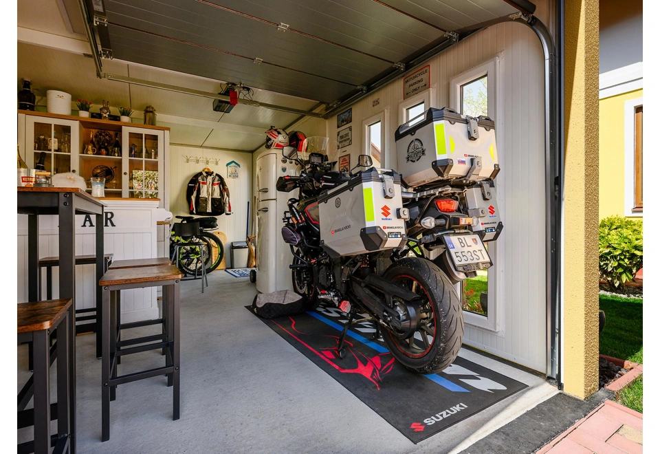 Garden house with Hormann safety garage door