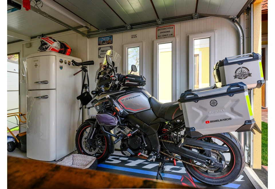 Garden house with Hormann safety garage door