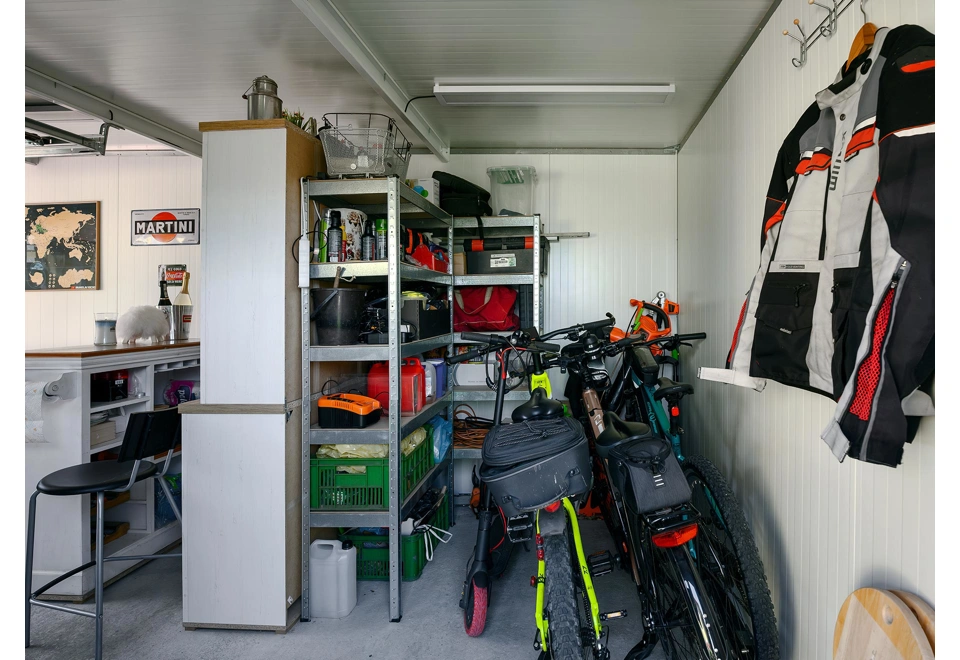 Garden house with Hormann safety garage door