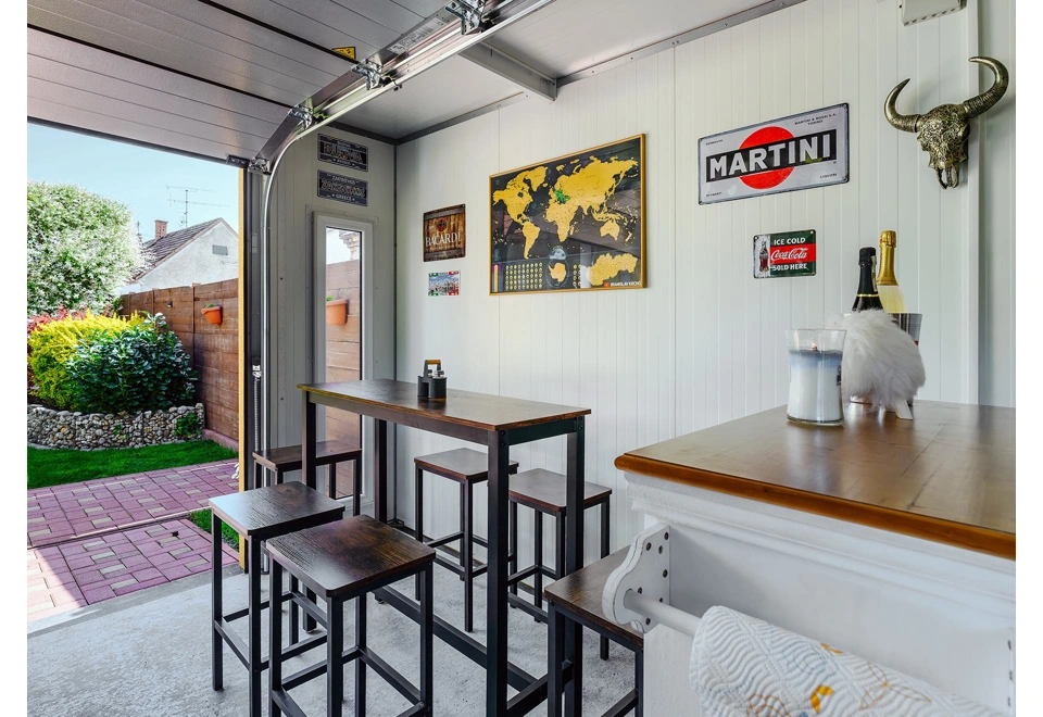 Garden house with Hormann safety garage door