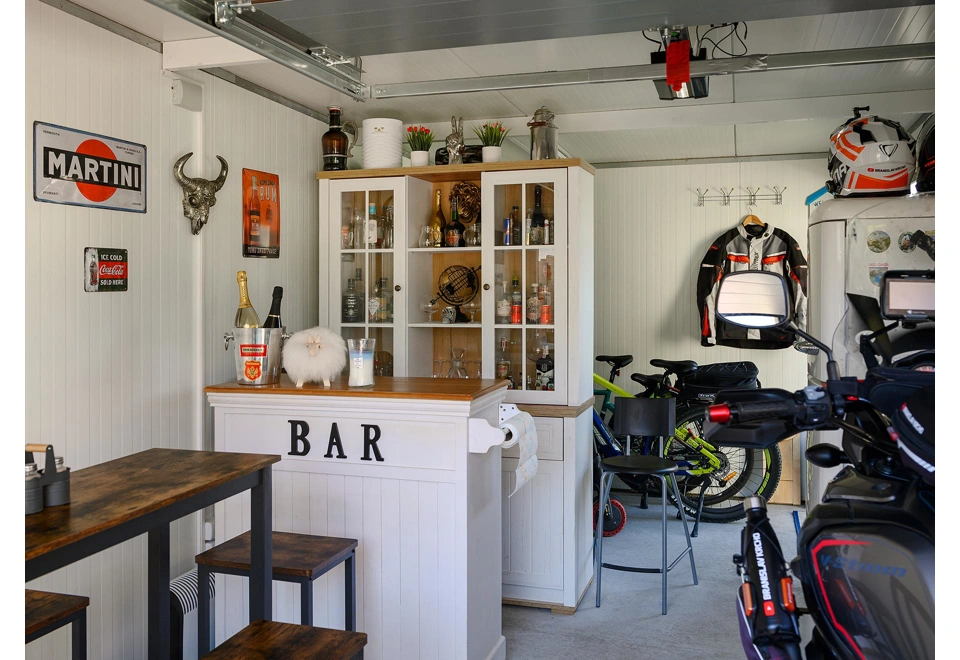 Garden house with Hormann safety garage door