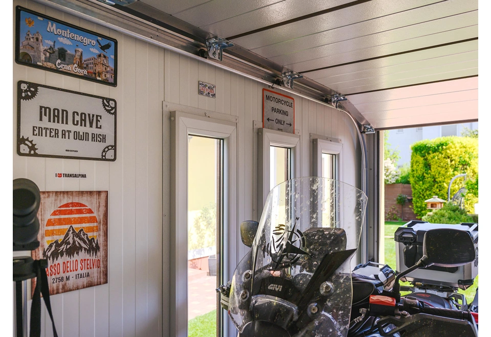 Garden house with Hormann safety garage door