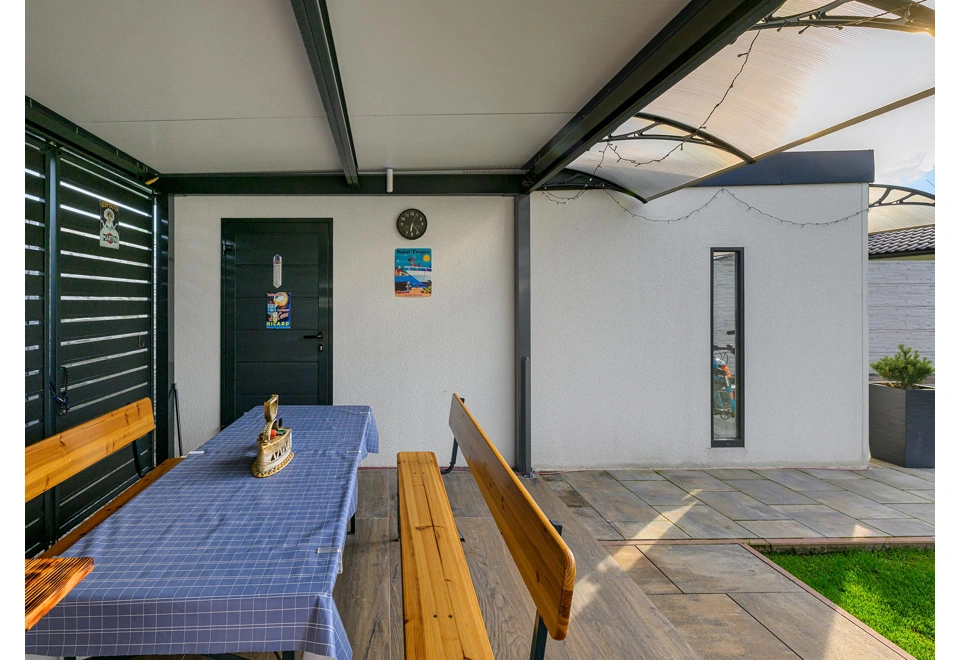 Garden house with Hormann safety garage door