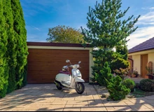 Garden house with Hormann safety garage door