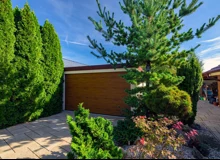 Garden house with Hormann safety garage door
