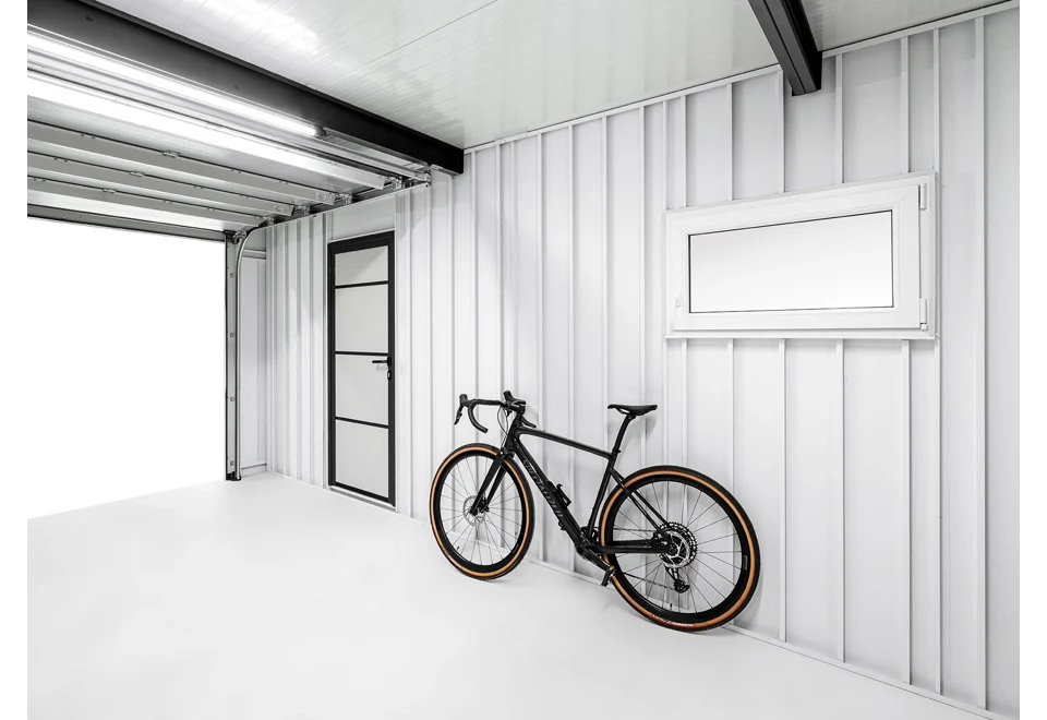 Garden house with Hormann safety garage door