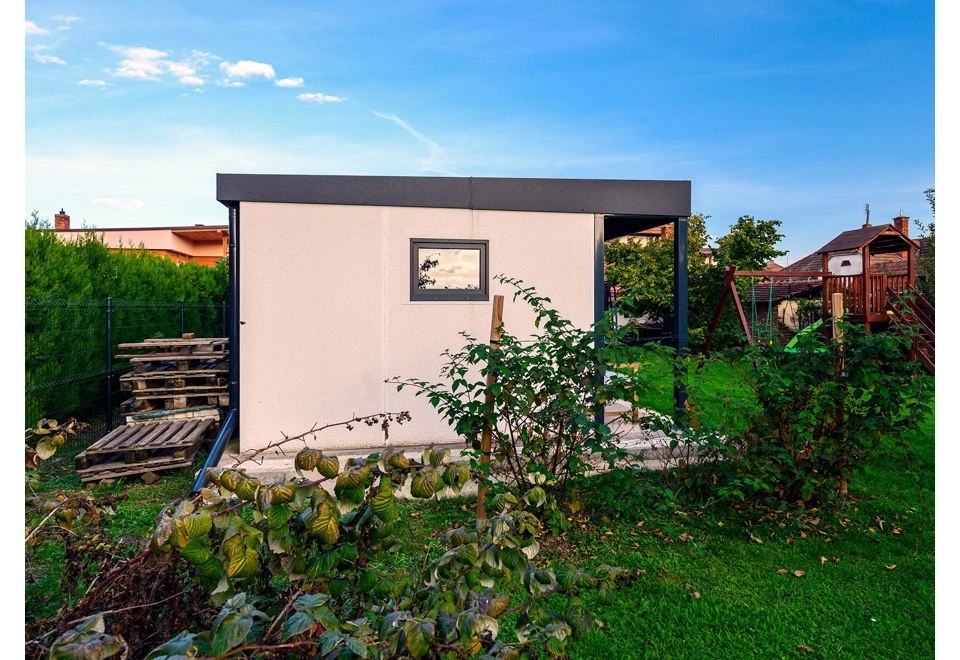 Garden house with Hormann safety garage door