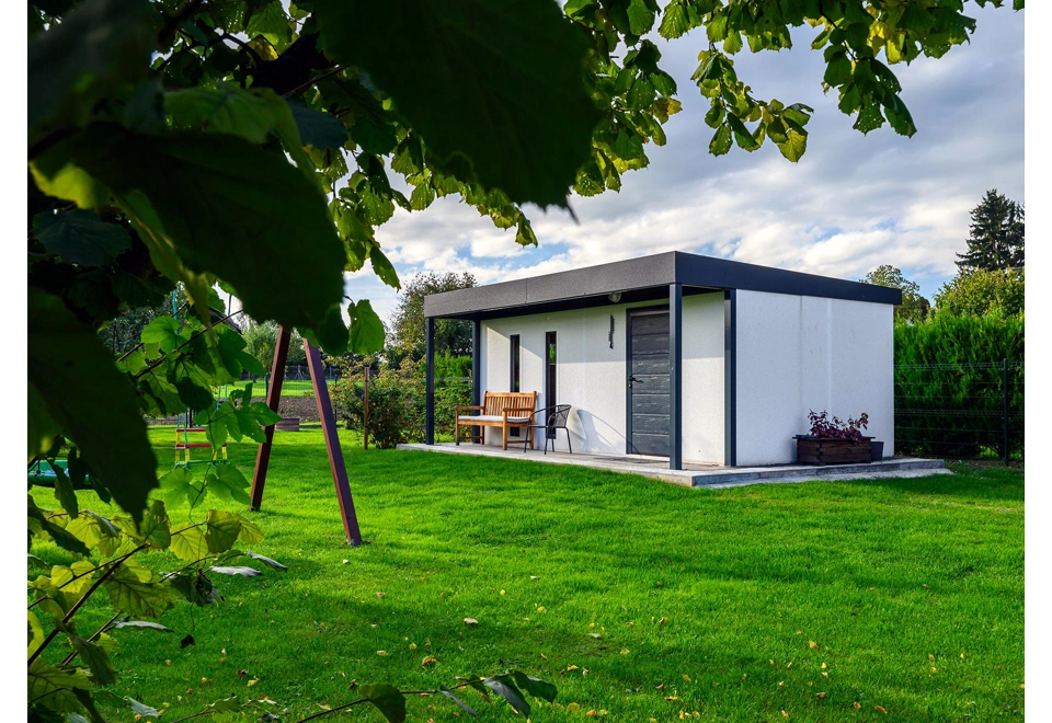 Garden house with Hormann safety garage door