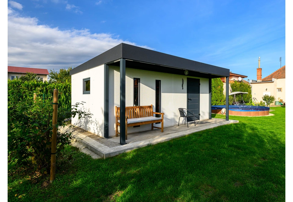 Garden house with Hormann safety garage door