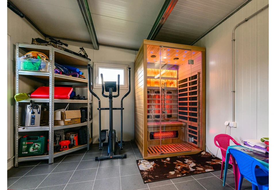 Garden house with Hormann safety garage door