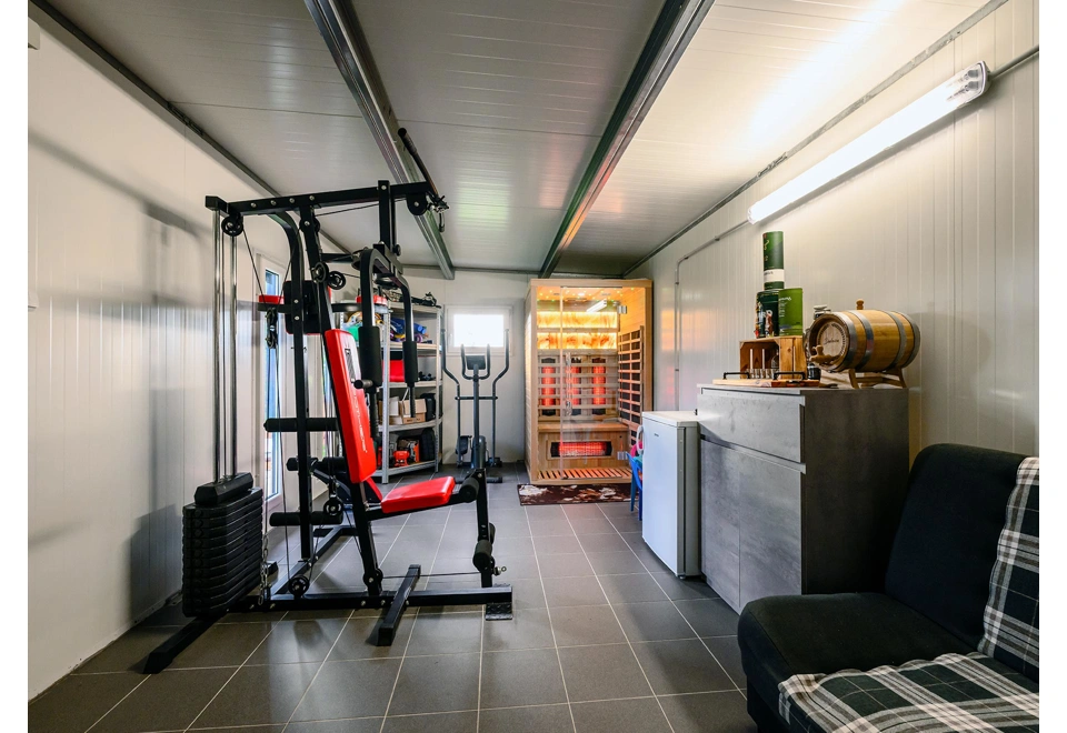 Garden house with Hormann safety garage door