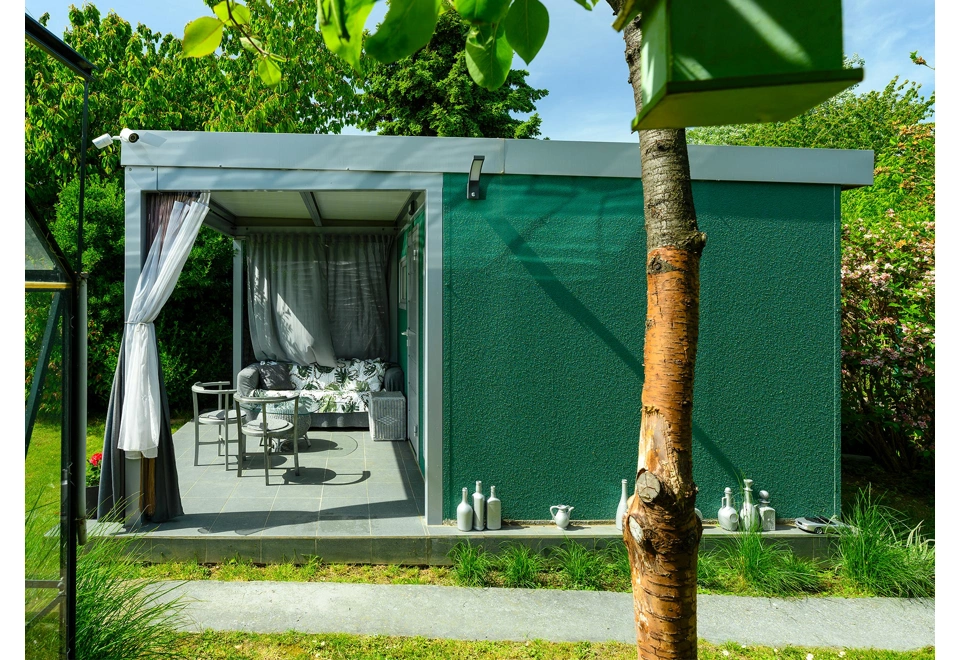 Garden house with Hormann safety garage door