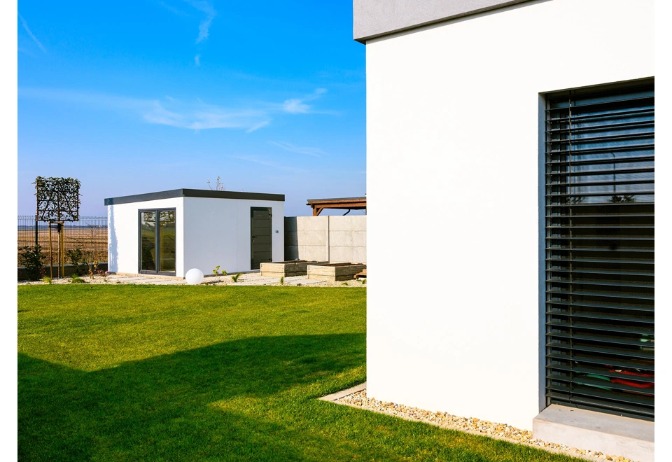 Garden house with Hormann safety garage door