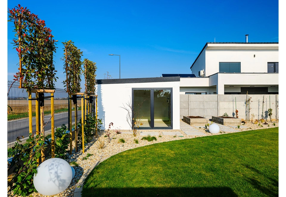 Garden house with Hormann safety garage door