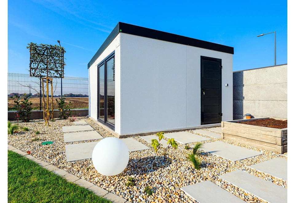 Garden house with Hormann safety garage door