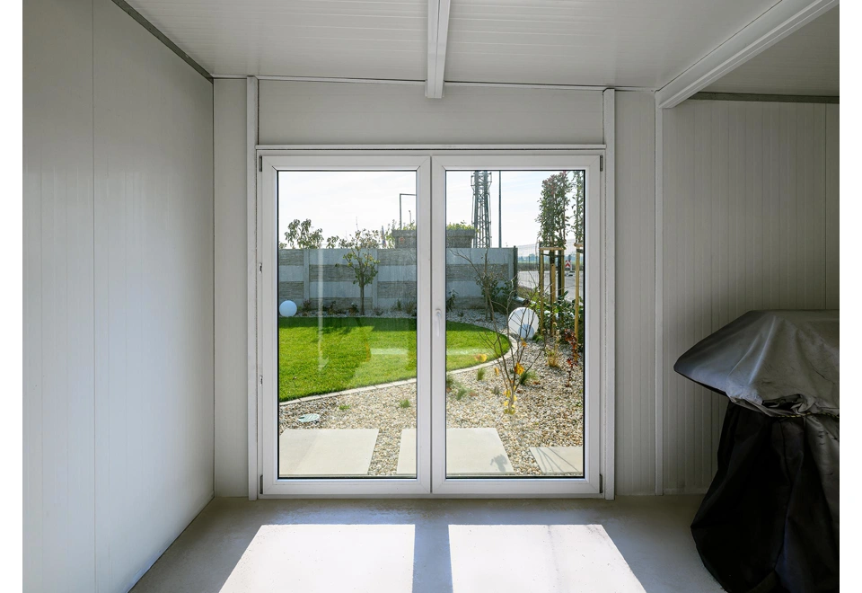 Garden house with Hormann safety garage door