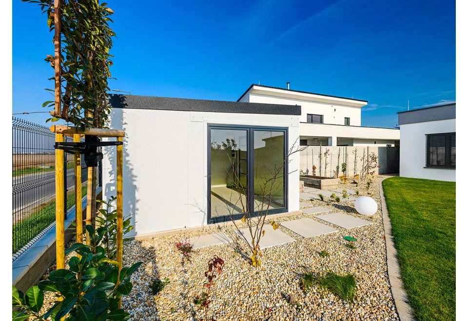 GARDEON® House with double panoramatic door and Hörmann door