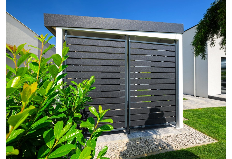 Garden house with Hormann safety garage door