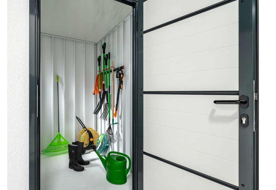 Garden house with Hormann door