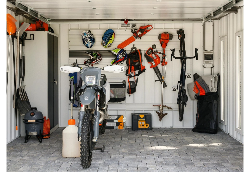 Garden house with Hormann safety garage door