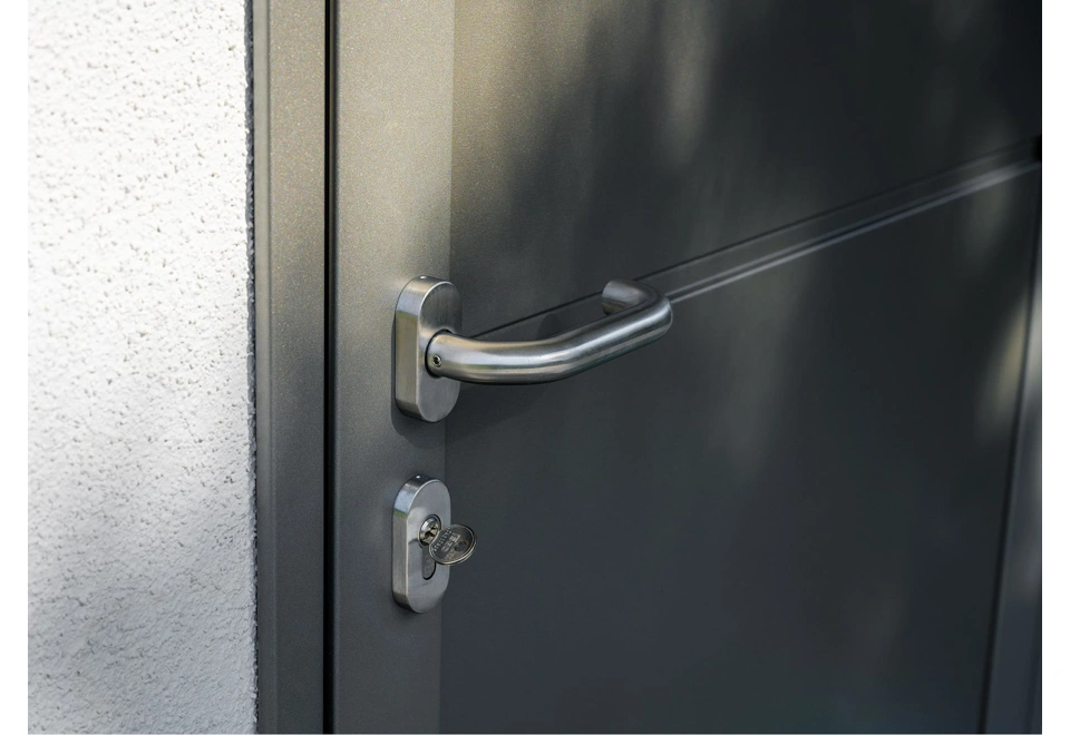 Garden house with Hormann safety garage door