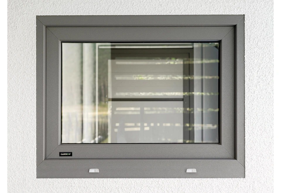 Garden house with Hormann safety garage door