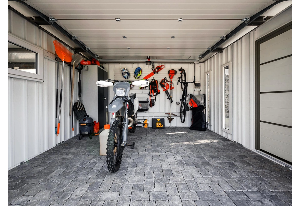 Garden house with Hormann safety garage door