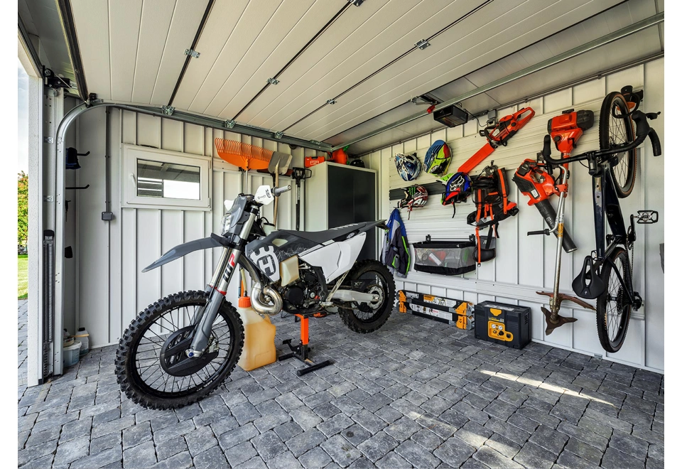 Garden house with Hormann safety garage door