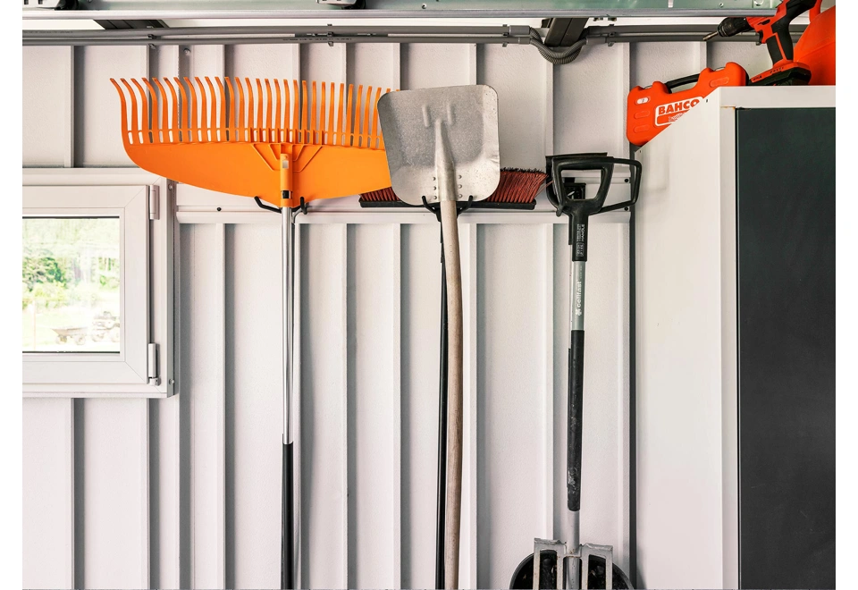 Garden house with Hormann safety garage door